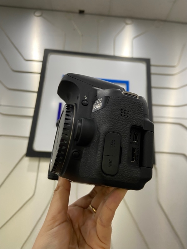 Máy ảnh Canon EOS 750D - Màu đen - Ngoại hình: 97.5% - Màn Liveview ám vàng nhẹ, hơn 20 điểm deal pixel, mất miếng che cao su chỗ cổng hdmi - Kèm 1 sạc + pin