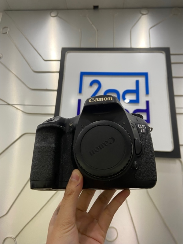 Máy ảnh Canon EOS 7D - Màu đen - Ngoại hình: 97% - Bể nấp dưới , mất nấp nhựa bên hông , màn ám đen viền , 71 điểm dealpixel - Kèm 1 pin + thẻ nhớ 2GB