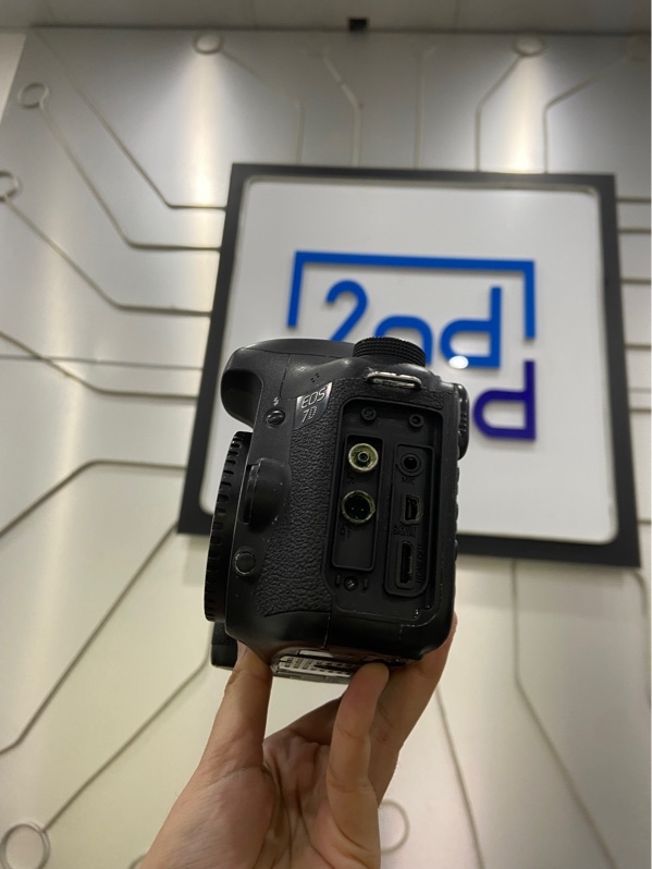 Máy ảnh Canon EOS 7D - Màu đen - Ngoại hình: 97% - Bể nấp dưới , mất nấp nhựa bên hông , màn ám đen viền , 71 điểm dealpixel - Kèm 1 pin + thẻ nhớ 2GB