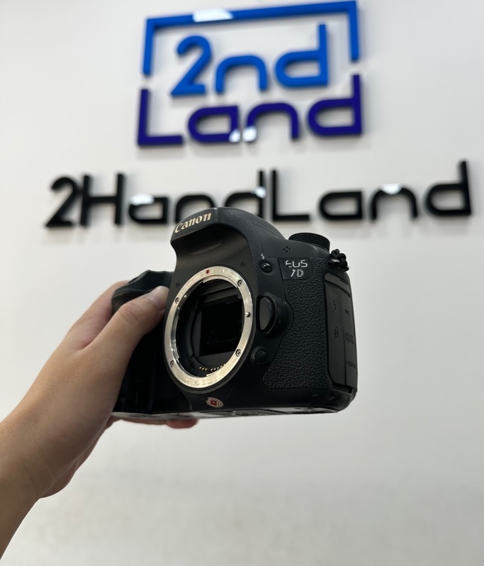 Máy ảnh Canon EOS 7D - Màu đen - Ngoại hình 97% - Màn bụi trong, mất nắp che cổng kết nối - Kèm túi + 2 pin + Sạc