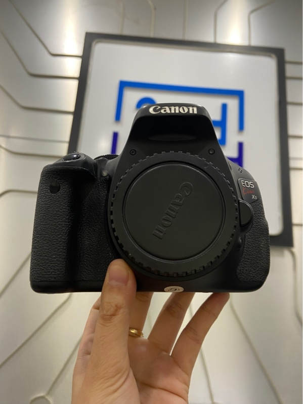 Máy ảnh Canon EOS Kiss X5 - Màu đen - Ngoại hình: 97% - Màn ám hồng, lưu ảnh nặng, mất 2 miếng cao su bên hông trái - Kèm 1 pin