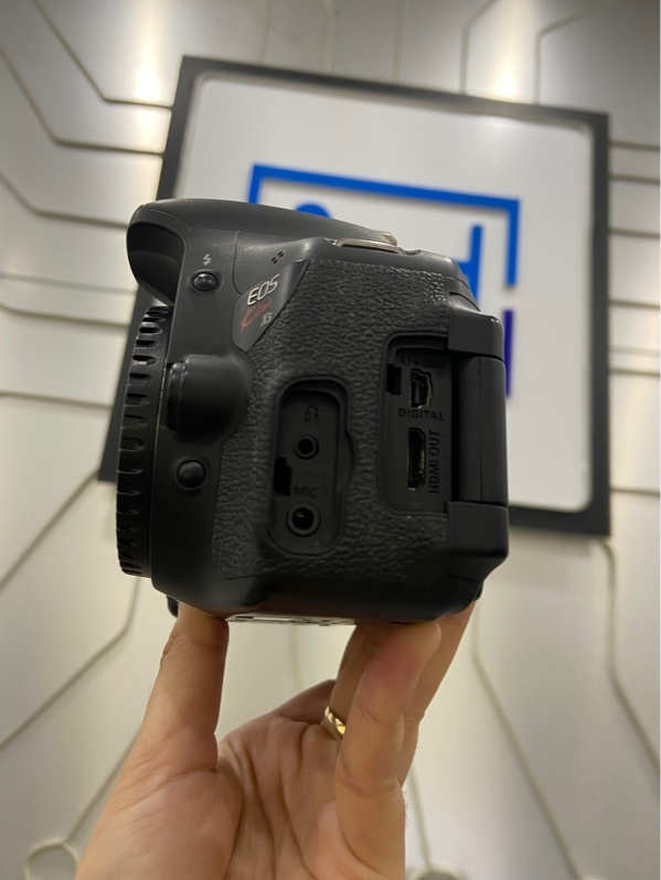 Máy ảnh Canon EOS Kiss X5 - Màu đen - Ngoại hình: 97% - Màn ám hồng, lưu ảnh nặng, mất 2 miếng cao su bên hông trái - Kèm 1 pin