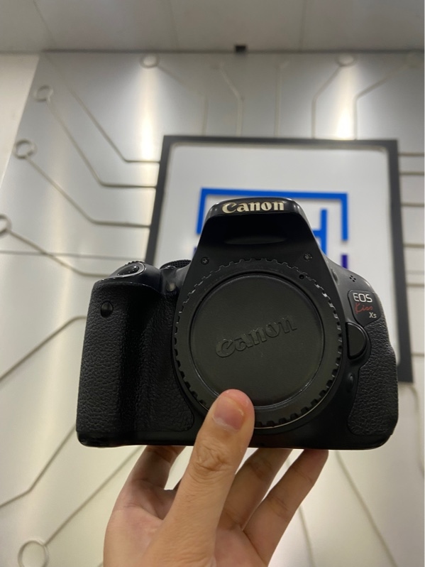Máy ảnh Canon EOS Kiss X5 - Màu đen - Ngoại hình: 97% - Mất nắp chỗ mic, màn xước - Kèm 1 pin