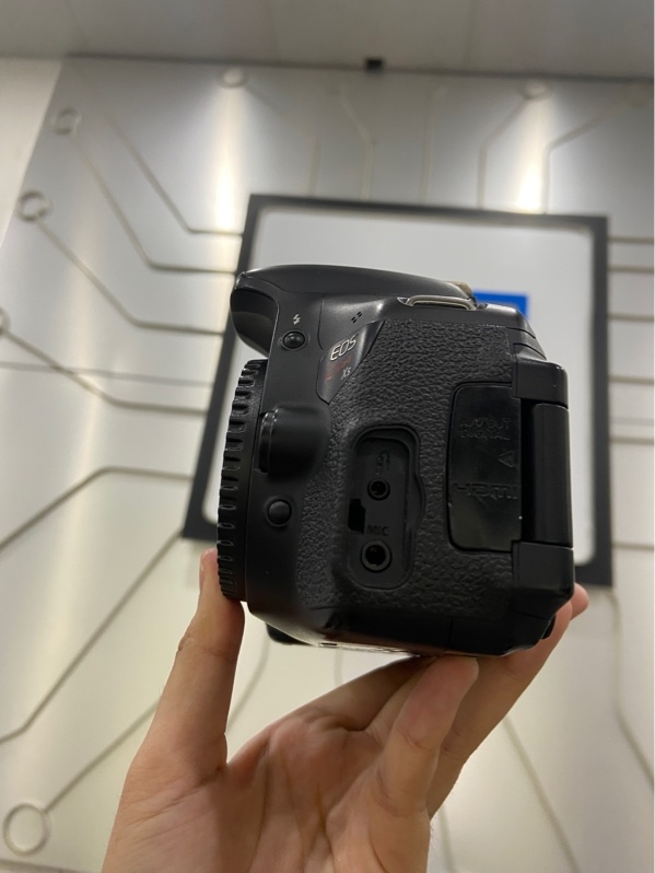 Máy ảnh Canon EOS Kiss X5 - Màu đen - Ngoại hình: 97% - Mất nắp chỗ mic, màn xước - Kèm 1 pin