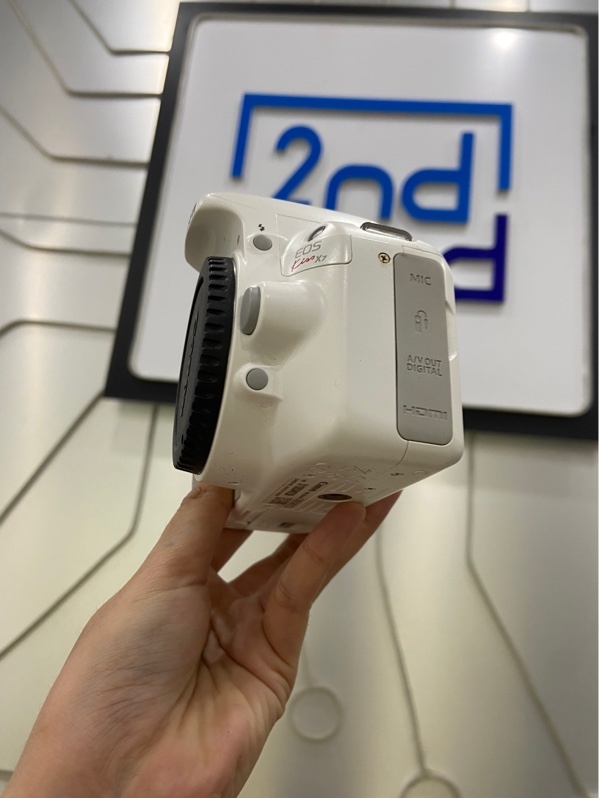 Máy ảnh Canon EOS Kiss X7 - Màu trắng - Ngoại hình: 97% - Hơn 20 điểm dead pixel sensor, màn liveview ám vàng - Kèm túi + 1 pin + 1 sạc