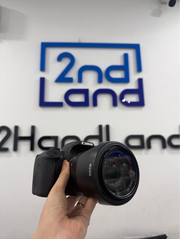 Máy ảnh Canon EOS Kiss X7i - Màu đen - Ngoại hình 98% - Viewfinder bụi - Kèm 1 pin , 1 sạc , lens Canon AF EFS 18-135mm 1:3.5-5.6 IS