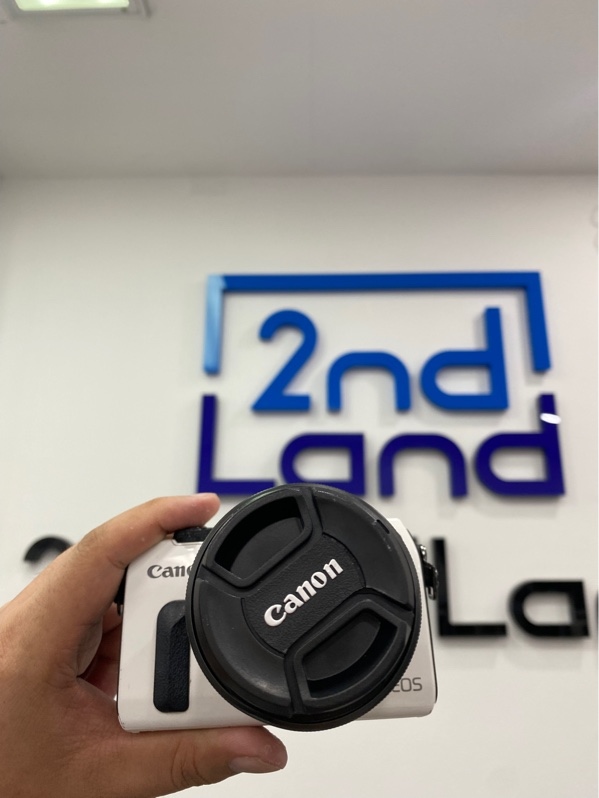 Máy ảnh Canon EOS M - Đời đầu - Màu trắng - Ngoại hình: 97% - Màn ám vàng, xước thân, mất gạt cao su nắp pin - Kèm 1 pin - Sạc - Túi vải - Lens Canon EF-M 18-55mm (xước kính, bể viền lens)