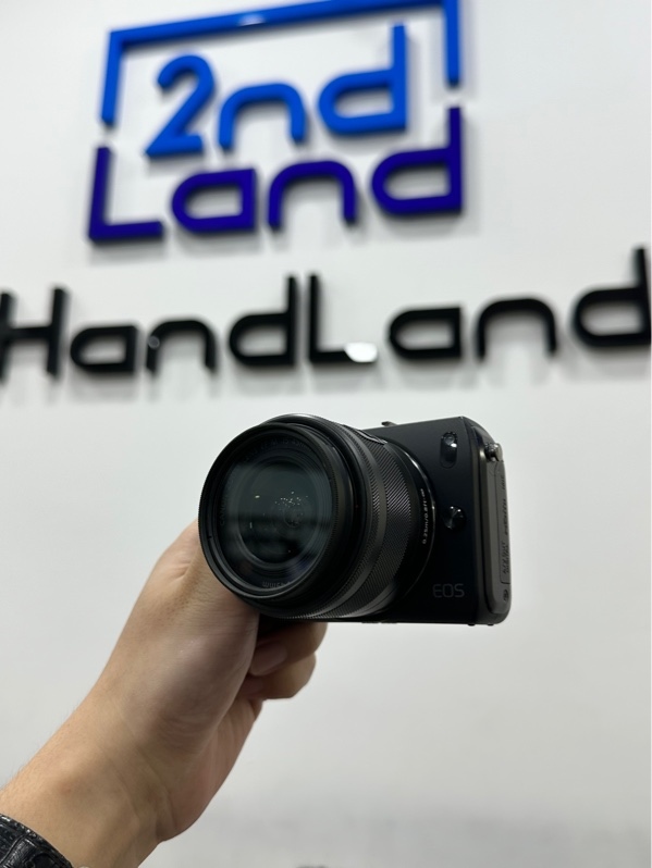Máy ảnh Canon EOS M - Màu đen - Ngoại hình 97% - Màn ám vàng theo thời gian sử dụng - Kèm túi đựng + 2 pin + 1 dock sạc + LensCanon EF-M 15-45mm f/3.5-6.3 IS STM