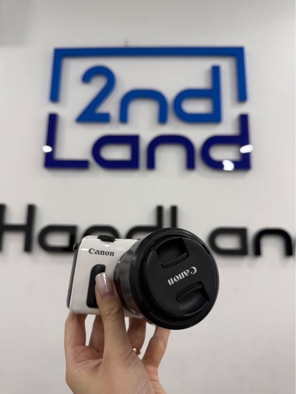 Máy ảnh Canon EOS M - Màu trắng - Ngoại hình 97% - Trầy xước , mất cao su che pin , sensor trầy - Kèm 2 pin , sạc LK , lenskit Canon 18-55mm 1:3.5-5.6 trầy xước