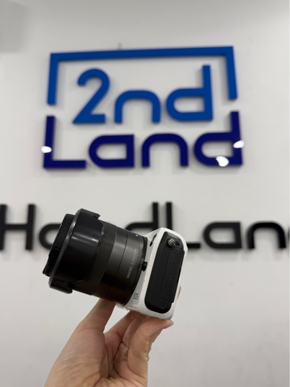 Máy ảnh Canon EOS M - Màu trắng - Ngoại hình 97% - Trầy xước , mất cao su che pin , sensor trầy - Kèm 2 pin , sạc LK , lenskit Canon 18-55mm 1:3.5-5.6 trầy xước