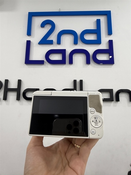 Máy ảnh Canon EOS M10 - Màu trắng - Ngoại hình 97% - Màn tối , máy ố vàng , nắp sạc mất nút - Kèm túi , 1 pin , 1 sạc , lens Kit EF-M 15-45mm 1:3.5-6.3IS STM trầy xước 2