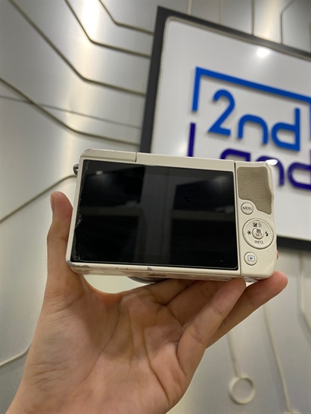 Máy ảnh Canon EOS M10 - Màu trắng - Ngoại hình: 97% - Trầy thân, ố cao su, màn ám viền đen nặng, 1 đốm đen - Kèm 1 pin + lens kit EF-M 15-45mm 1:3.5-6.3 IS STM 2