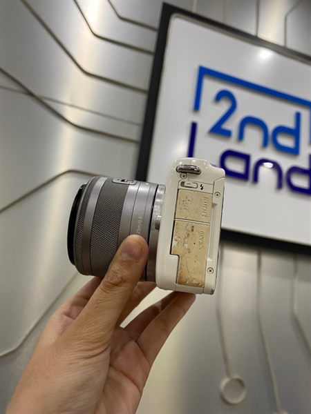 Máy ảnh Canon EOS M10 - Màu trắng - Ngoại hình: 97% - Trầy thân, ố cao su, màn ám viền đen nặng, 1 đốm đen - Kèm 1 pin + lens kit EF-M 15-45mm 1:3.5-6.3 IS STM 3