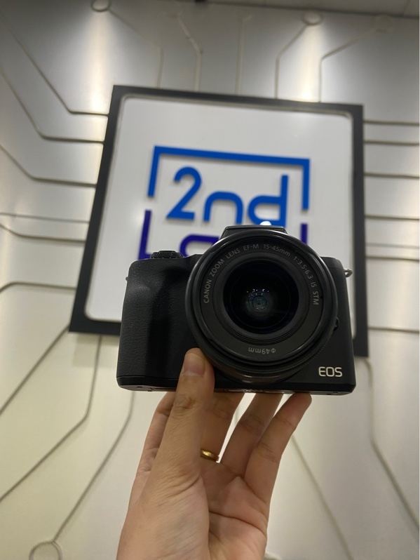 Máy ảnh Canon EOS M50 - Màu đen - Ngoại hình: 97.5% - Mất phần cao su nắp pin, màn liveview ám vàng - Kèm túi sạc, 1 pin, thẻ nhớ 16gb, Lens kit Canon zoom EF-M 15-45mm 1:3.5-6.3 IS STM