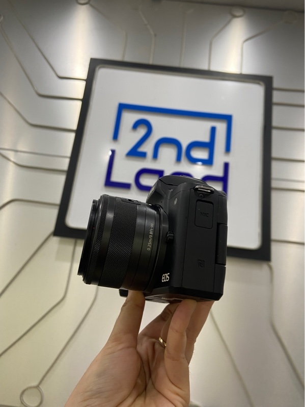 Máy ảnh Canon EOS M50 - Màu đen - Ngoại hình: 97.5% - Mất phần cao su nắp pin, màn liveview ám vàng - Kèm túi sạc, 1 pin, thẻ nhớ 16gb, Lens kit Canon zoom EF-M 15-45mm 1:3.5-6.3 IS STM