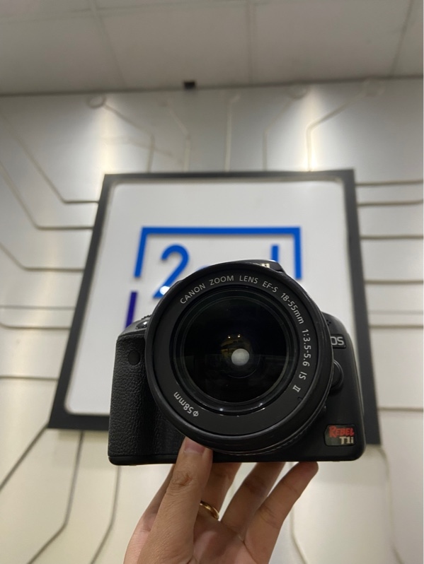 Máy Ảnh Canon EOS Rebel T1i - Màu đen - Ngoại hình: 96% - Bể màn, mất nắp cao su bên phải - Kèm 1 pin 1 sạc, Lens Canon EF-S 18-55mm f/3.5-5.6 IS II(Bụi Trong nhiều)