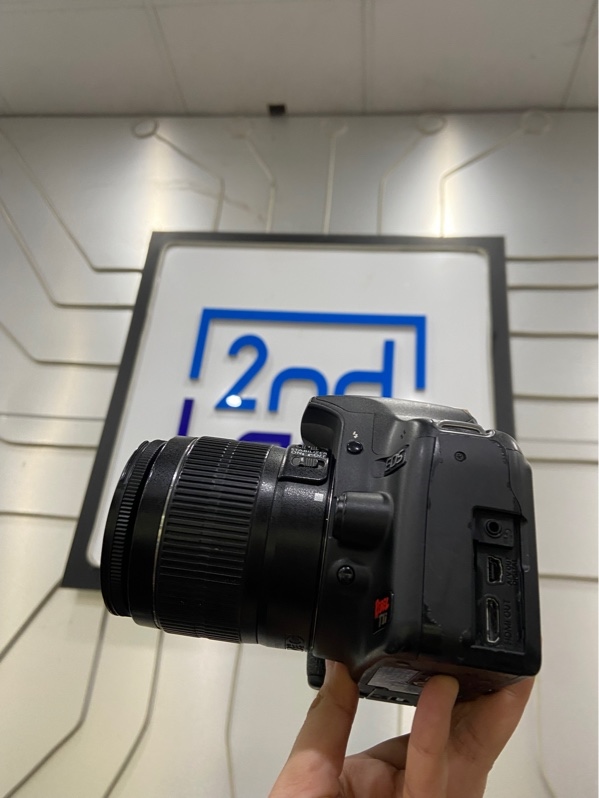 Máy Ảnh Canon EOS Rebel T1i - Màu đen - Ngoại hình: 96% - Bể màn, mất nắp cao su bên phải - Kèm 1 pin 1 sạc, Lens Canon EF-S 18-55mm f/3.5-5.6 IS II(Bụi Trong nhiều)
