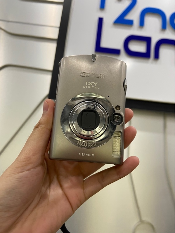 Máy ảnh Canon IXY Digital 1000 - Màu xám - Ngoại hình: 98% - Màn ám đen viền , màn phản ánh sáng deadpixel - Kèm 1 pin , sạc