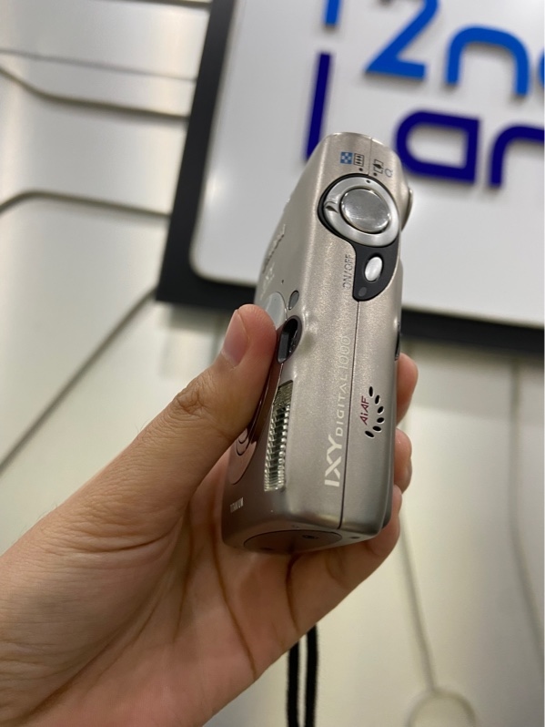 Máy ảnh Canon IXY Digital 1000 - Màu xám - Ngoại hình: 98% - Màn ám đen viền , màn phản ánh sáng deadpixel - Kèm 1 pin , sạc