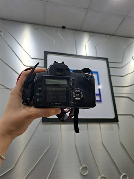 Máy ảnh Canon Kiss Digital N - Màu đen - Ngoại hình: 96%, mất nặp nhựa bên trái, mất miếng cao su tai phải, lớp sơn đen xuống màu - Kèm 1 pin + 1 bộ sạc + 1 thẻ 8GB 1