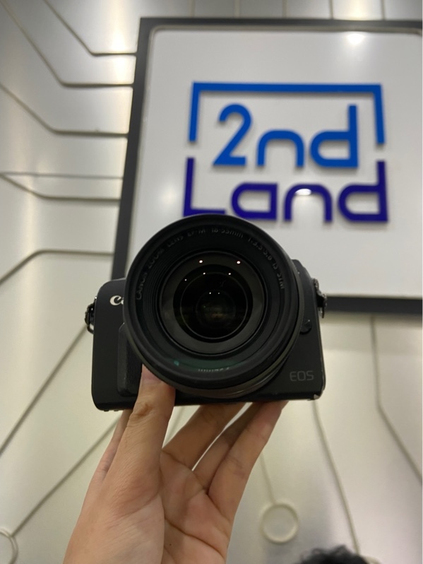 Máy ảnh Canon M - Màu đen - Ngoại hình: 97% - Mất cao su nắp pin, sensor khoảng 50 dead pixel - Kèm 1 pin, lens kit 18-55mm is stm