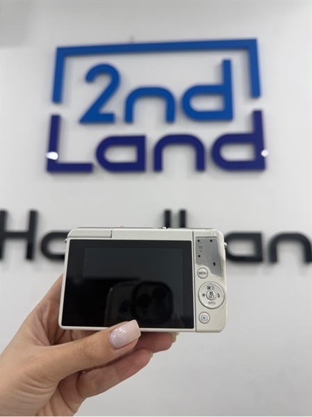 Máy ảnh Canon M10 - Màu trắng - Ngoại hình 96% - mất cao su nắp pin , trầy , ố , màn tối góc nặng , mất cao su bán cầm - Kèm 1 sạc , 1 pin , lens kit Canon EFM kính xước 2