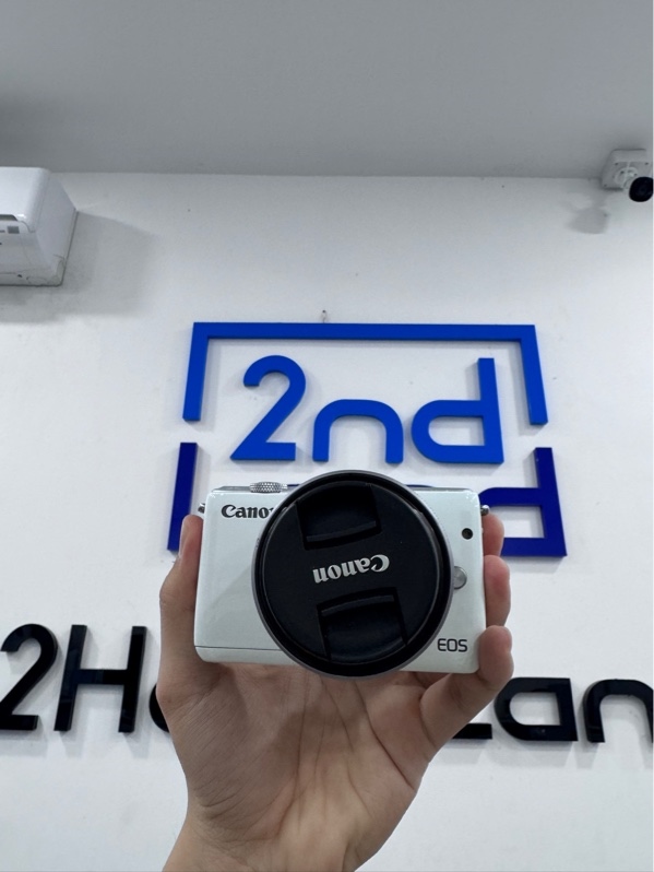 Máy ảnh Canon M10 - Màu trắng - Ngoại hình 97% - Trầy xước, cấn góc, nắp che cổng ố vàng - Kèm 1 pin linh kiện, sạc, lens kit EF-M 15-45mm, f3.5-6.3 IS STM