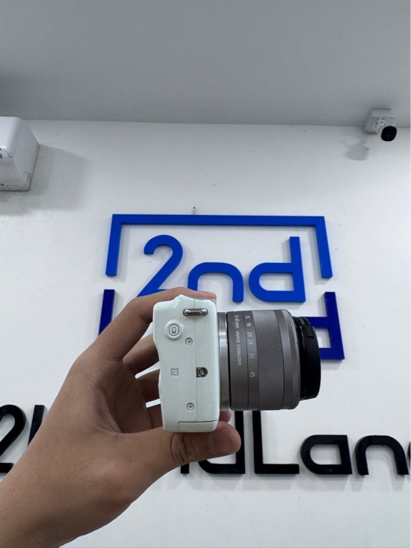 Máy ảnh Canon M10 - Màu trắng - Ngoại hình 97% - Trầy xước, cấn góc, nắp che cổng ố vàng - Kèm 1 pin linh kiện, sạc, lens kit EF-M 15-45mm, f3.5-6.3 IS STM