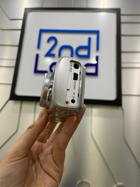 Máy ảnh Canon Powershot A470 - Màu bạc - Ngoại hình: 97% - Kẹt lá che lens, màn trầy, màn bị loạng sáng, hết pin cmos , mất nắp cổng kết nối - Kèm 4 pin 2a, dock sạc, thẻ nhớ 2GB - không bảo hành 1