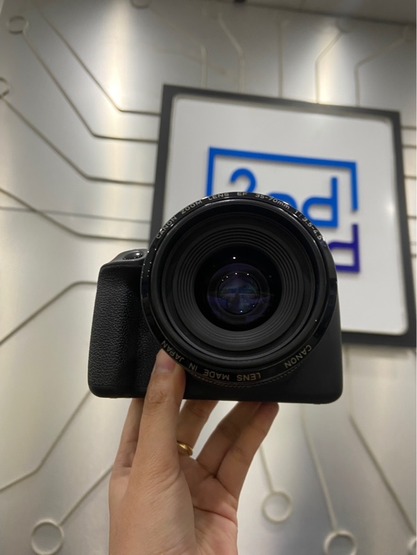 Máy ảnh Canon Rebel T7 - Màu đen - Ngoại hình: 97% - Màn ám vàng nhẹ, màn bụi trong - Kèm 1 pin ,1 sạc, lens canon 35-70mm 3.5-4.5