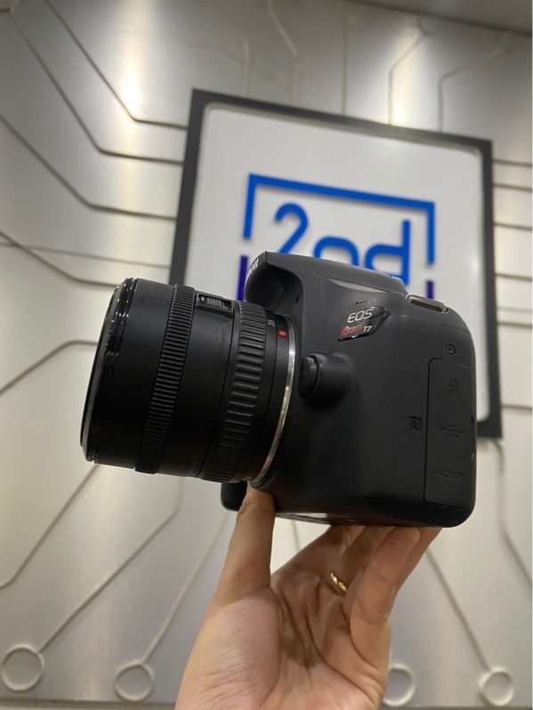 Máy ảnh Canon Rebel T7 - Màu đen - Ngoại hình: 97% - Màn ám vàng nhẹ, màn bụi trong - Kèm 1 pin ,1 sạc, lens canon 35-70mm 3.5-4.5