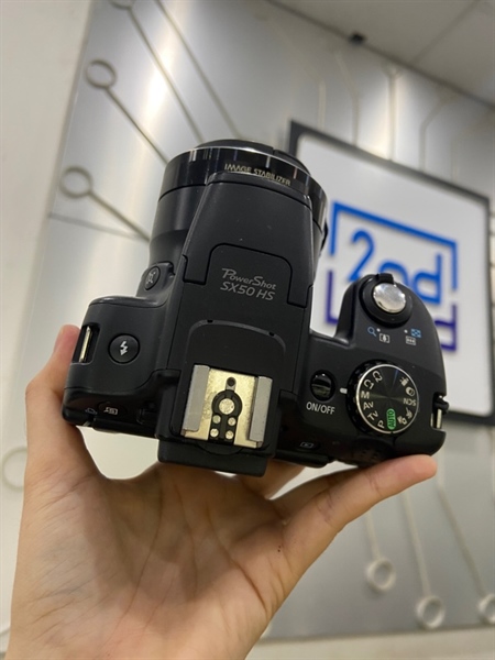 Máy ảnh Canon SX50HS - Màu đen - Ngoại hình: 97% - Màn tối viền, trầy ống ngắm, nhiều đốm đen, mất nắp cổng kết nối, mất đệm báng tay cầm - Kèm 1 pin + dock sạc 2