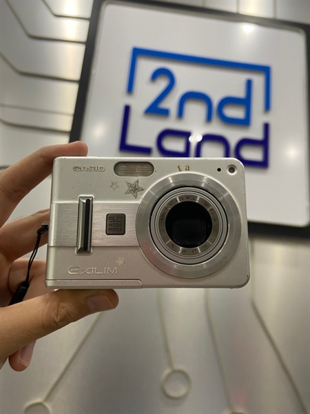 Máy ảnh Casio EX Z57 - Màu bạc - Ngoại hình: 97% - Xước nhẹ bên khung, móp 2 cạnh góc trái, màn xước dăm nhiều - Kèm túi + sạc