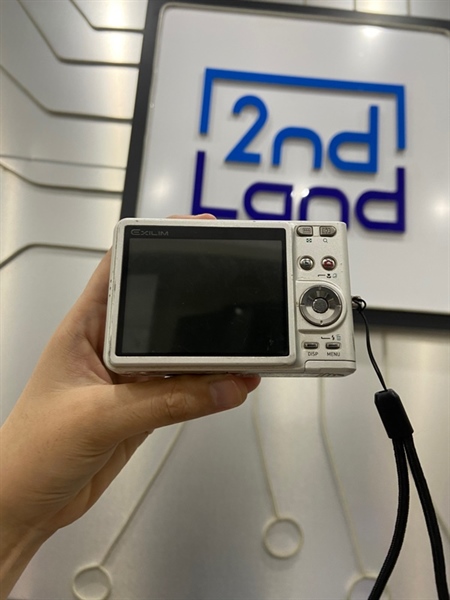 Máy ảnh Casio EX Z57 - Màu bạc - Ngoại hình: 97% - Xước nhẹ bên khung, móp 2 cạnh góc trái, màn xước dăm nhiều - Kèm túi + sạc