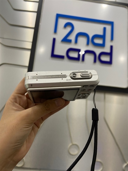Máy ảnh Casio EX Z57 - Màu bạc - Ngoại hình: 97% - Xước nhẹ bên khung, móp 2 cạnh góc trái, màn xước dăm nhiều - Kèm túi + sạc 2