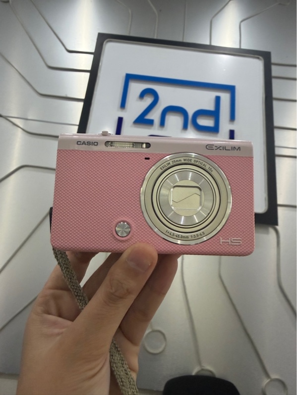 Máy ảnh Casio Exilim EX-ZR65 - Màu hồng - Ngoại hình: 97% - Màn tối góc, nứt nhẹ vỏ - Kèm 1 pin + lens EXILIM 25mm WIDE OPTICAL 10x f=4.5-45.0mm 1:3.5-6.5