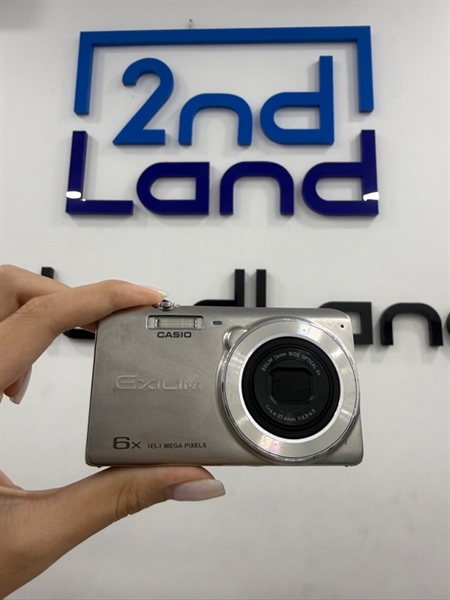 Máy ảnh Casio Exilim EX-ZS26 - Màu bạc - Ngoại hình 96% - Màn ám vàng nặng , đốm , màn trầy , kẹt nắp pin , lens mốc - Kèm 1 sạc linh kiện , 1 pin , 1 thẻ 2GB