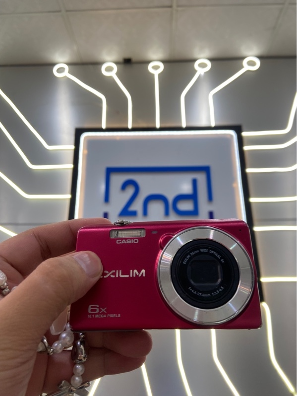 Máy Ảnh Casio Exilim EX-ZS28 - Màu đỏ - Ngoại hình: 96% - Màn bụi trọng trầy nhiều, gãy chốt cố định - Kèm sạc + 1 pin