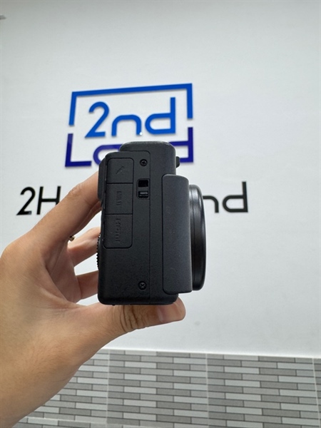 Máy ảnh Compact Sony ZV1 Zeiss 1.8-2.8|9.4-25.7 - Màu đen - Ngoại hình: 98% - Body, kèm sạc + 2 pin, túi 1