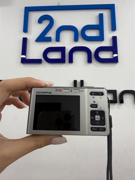 Máy ảnh Digital Olympus FE-360 - Màu bạc - Ngoại hình 97% - Màn chết 1 chấm pixel , liệt mũi tên trái và xuống , kính mốc , bụi , cấn 1 góc , trầy vòng lens bị oxi hóa - Kèm 1 pin linh kiện , 1 thẻ 2GB , sạc 1