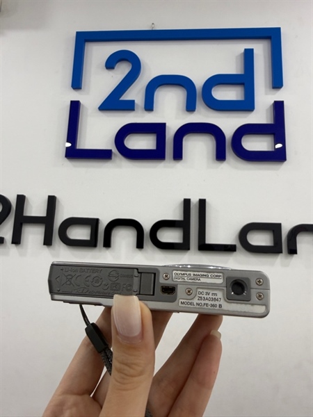 Máy ảnh Digital Olympus FE-360 - Màu bạc - Ngoại hình 97% - Màn chết 1 chấm pixel , liệt mũi tên trái và xuống , kính mốc , bụi , cấn 1 góc , trầy vòng lens bị oxi hóa - Kèm 1 pin linh kiện , 1 thẻ 2GB , sạc 2