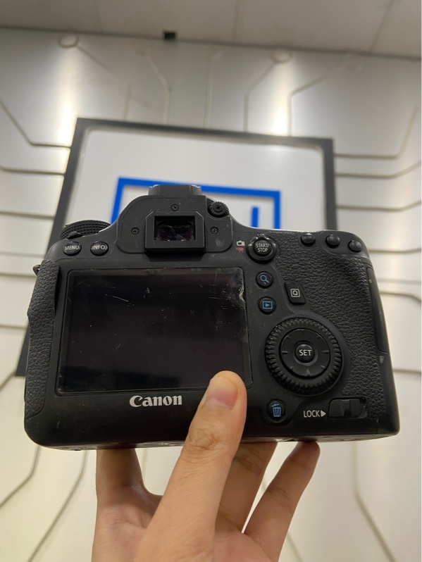 Máy Ảnh DSLR Canon EOS 6D - Màu Đen - Ngoại Hình: 97% - Màn Ám Viền Vàng Xước, mất nắp cao su trái, mất nắp chỉnh chế độ, bung cao su bám tay - Kèm 2 pin + sạc