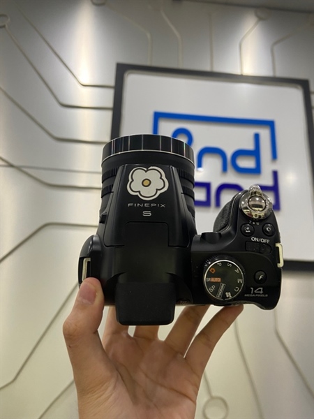 Máy ảnh Fujifilm Finepix S - 14 Mega Pixels - Màu đen - Ngoại hình: 97% - Mất nắp cao su bên hông, màn ám đen, lỗi zoom - Kèm Lens kit Fujifilm Super EBC 24x zoom F-4.3-103.2 1 :3.1-5.9 + 4 pin 2A + dock sạc 2