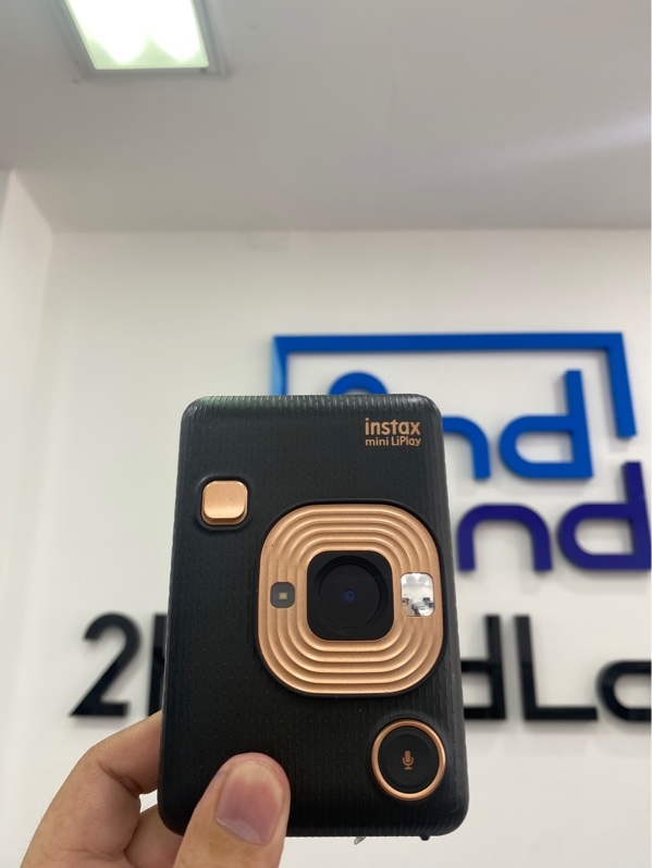 Máy ảnh Fujifilm Instax Mini LiPlay - Màu đen - Ngoại hình: 97% - Vòng điều khiển trái phải lên xuống bị lờn ấn nhiều mới ấn được, xước kính lens - Body