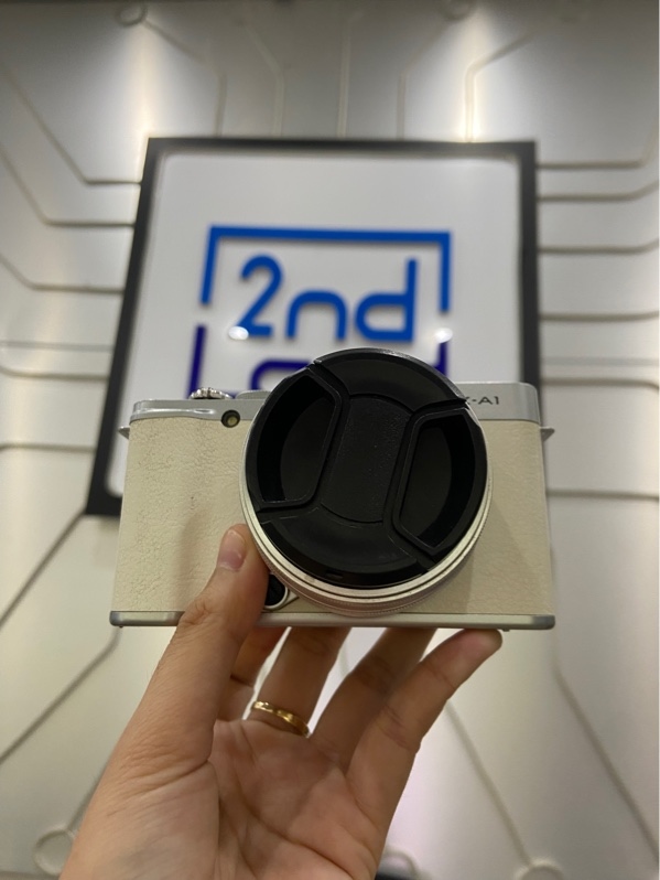 Máy ảnh Fujifilm X-A1 - Màu trắng - Ngoại hình: 98% - Màn ám - Kèm Lens W5.N Prime 24mm , 1:1.8 MF + 1 pin