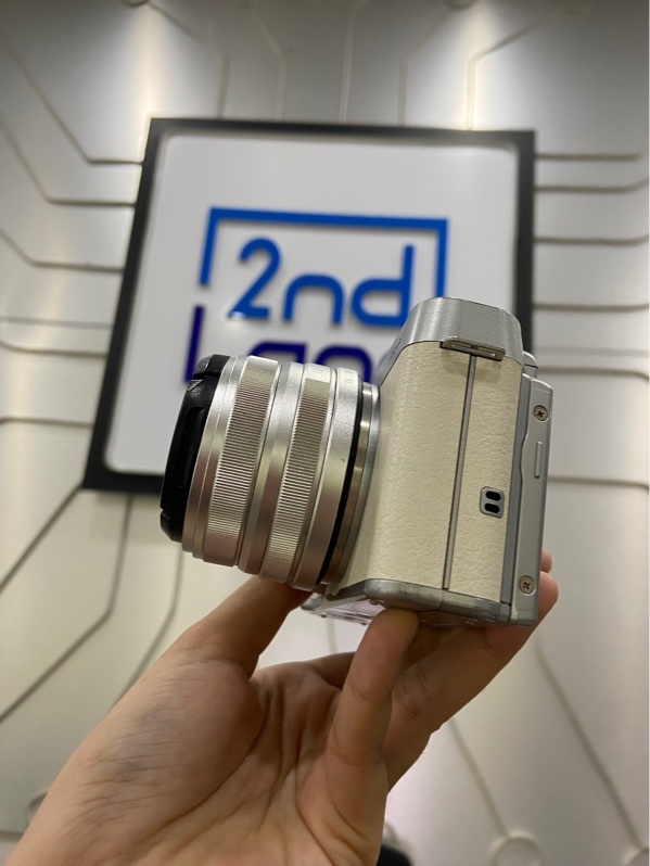 Máy ảnh Fujifilm X-A1 - Màu trắng - Ngoại hình: 98% - Màn ám - Kèm Lens W5.N Prime 24mm , 1:1.8 MF + 1 pin