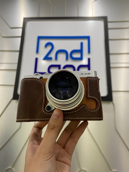 Máy ảnh Fujifilm X-A2 - Máy hàn - Màu bạc da nâu - Ngoại hình: 98% - Kèm túi + ốp bảo vệ + 1 pin + 1 sạc + 1 thẻ nhớ + lens kit 35mm F1.6 HDVIII