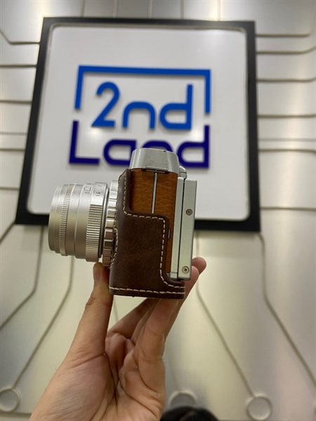 Máy ảnh Fujifilm X-A2 - Máy hàn - Màu bạc da nâu - Ngoại hình: 98% - Kèm túi + ốp bảo vệ + 1 pin + 1 sạc + 1 thẻ nhớ + lens kit 35mm F1.6 HDVIII 1