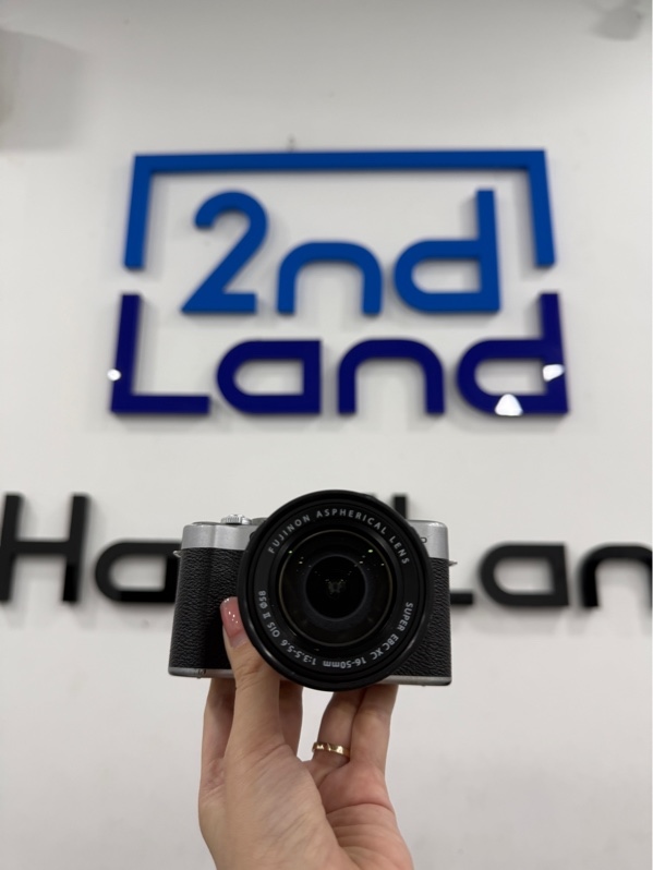 Máy ảnh Fujifilm X-A20 - Màu bạc - Ngoại hình 96.5% - Máy trầy nhiều , tróc sơn nhiều , mất 1 ốc đáy , da xuống , màn trầy nhiều - Kèm sạc , 1 pin , thẻ 32gb , lens Fujifilm XC 16-50mm f/3.5-5.6 OIS II, vỏ trầy , cấn , xước nhẹ