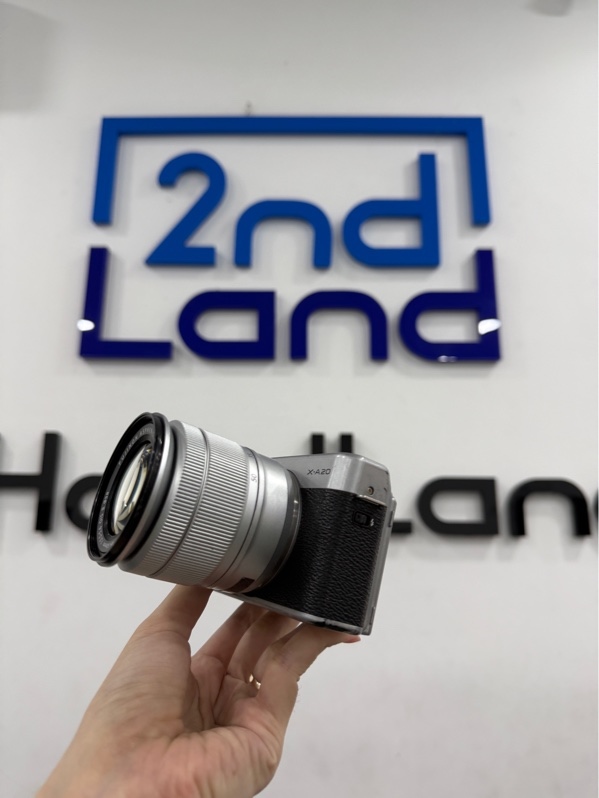 Máy ảnh Fujifilm X-A20 - Màu bạc - Ngoại hình 96.5% - Máy trầy nhiều , tróc sơn nhiều , mất 1 ốc đáy , da xuống , màn trầy nhiều - Kèm sạc , 1 pin , thẻ 32gb , lens Fujifilm XC 16-50mm f/3.5-5.6 OIS II, vỏ trầy , cấn , xước nhẹ
